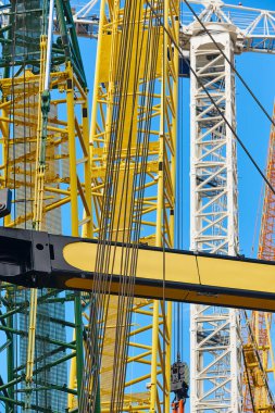 Mavi gökyüzünün altında teleskopik vinçler. İnşaat mühendisliği endüstrisi