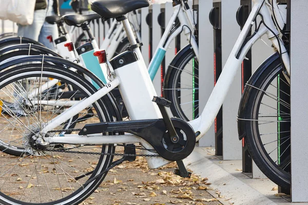 Ηλεκτρικά Ποδήλατα Πόλης Φορτίζουν Μπαταρίες Στην Πόλη Προς Ενοικίαση — Φωτογραφία Αρχείου