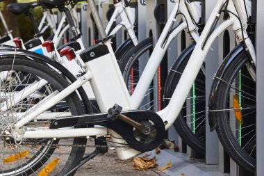 Şehirdeki elektrikli bisikletlerin pilleri şarj ediliyor. Kiralık.