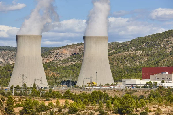 蒸気で原子力発電所の煙突 持続可能なエネルギー — ストック写真