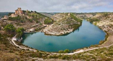İspanyol resimli ortaçağ kalesi ve nehri Alarcon, Cuenca 'da. İspanya