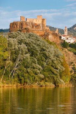 Tepenin tepesinde ortaçağ şatosu olan resim köyü.. 