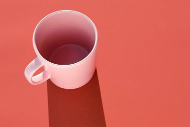 Somon rengi arka planda bir kupa. Sabah kahvaltısı. Tasarım porseleni