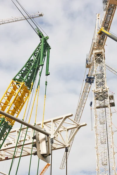 Grúas Telescópicas Bajo Cielo Blanco Industria Construcción —  Fotos de Stock