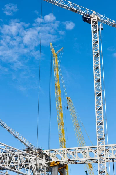 Teleskopkräne Unter Blauem Himmel Bauindustrie — Stockfoto