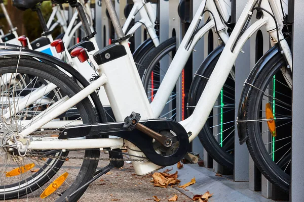 Şehirdeki Elektrikli Bisikletlerin Pilleri Şarj Ediliyor Kiralık — Stok fotoğraf