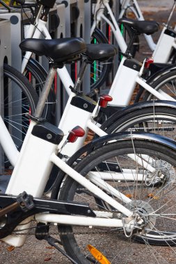 Şehirdeki elektrikli bisikletlerin pilleri şarj ediliyor. Kiralık.