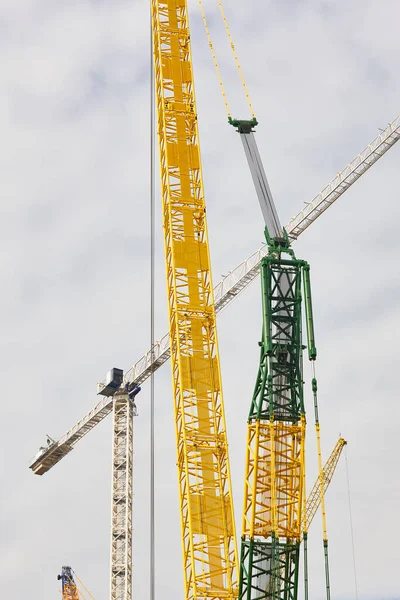 Grúas Telescópicas Bajo Cielo Blanco Industria Construcción —  Fotos de Stock