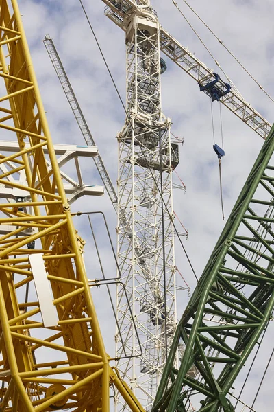 Grúas Telescópicas Bajo Cielo Blanco Industria Construcción —  Fotos de Stock