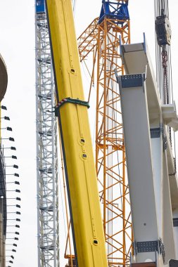 Şehirde teleskopik vinçler var. İnşaat mühendisliği endüstrisi