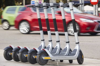 Şehirde elektrikli scooterlar var. Kentsel hareketlilik, sürdürülebilir yaşam tarzı