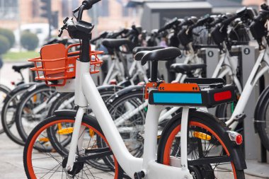 Şehirdeki elektrikli bisikletlerin pilleri şarj ediliyor. Kiralık