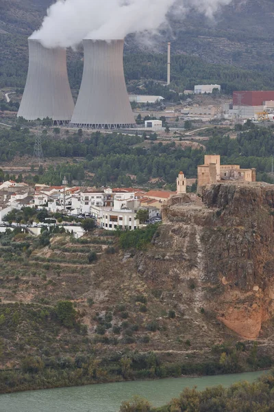 コフェンテスの原子力発電所の煙突 スペインのバレンシア — ストック写真