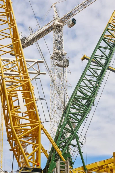 Teleskopkräne Unter Blauem Himmel Bauindustrie — Stockfoto