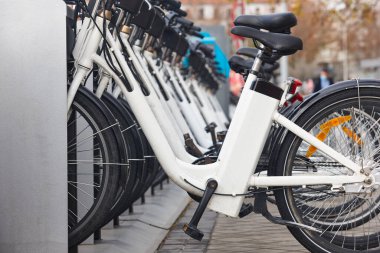 Şehirdeki elektrikli bisikletlerin pilleri şarj ediliyor. Kiralık