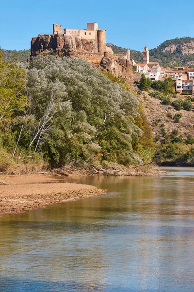 丘の上に中世の城と絵のような村 犯罪者だ バレンシア — ストック写真