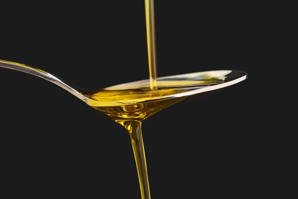 Olivový Olej Tekutý Lžíci Černém Pozadí Kuchyně — Stock fotografie