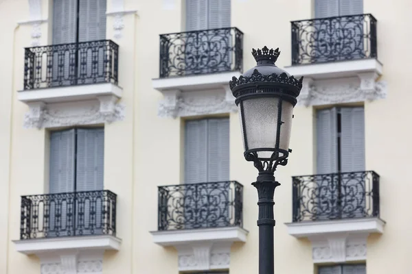 Klassische Straßenlaterne Und Fassade Stadtzentrum Von Madrid Spanien — Stockfoto