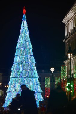 Aydınlatılmış şehir Noel ağacı. Madrid şehir merkezi. İspanya