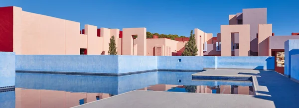 Edificio Geométrico Con Vista Panorámica Pared Roja Calp España —  Fotos de Stock