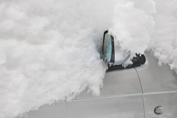 Samochód Pokrywający Śnieg Zaparkowany Pojazd Uwięziony Przez Burzę Śnieżną Problemy — Zdjęcie stockowe