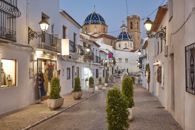 İspanyol Akdeniz köyü Altea. Geceleri beyaz renkli cepheler.