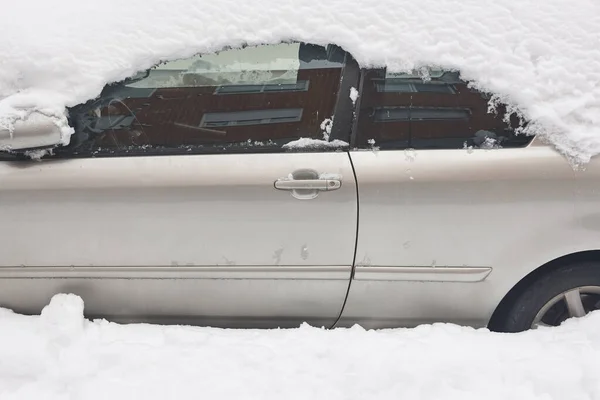 Samochód Pokrywający Śnieg Zaparkowany Pojazd Uwięziony Przez Burzę Śnieżną Problemy — Zdjęcie stockowe