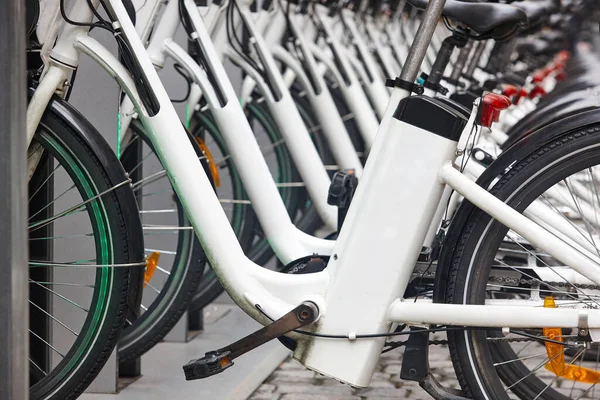 Urban Electric Bikes Charging Batteries City Rent — Stock Photo, Image