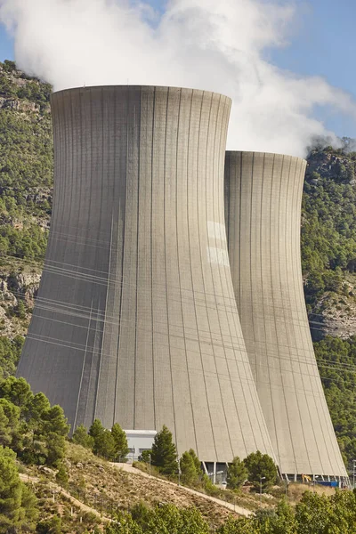 蒸気で原子力発電所の煙突 持続可能なエネルギー — ストック写真