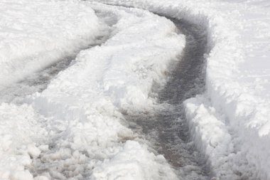 Araç karda tekdüze. Donmuş yol. Off-road sürücüsü