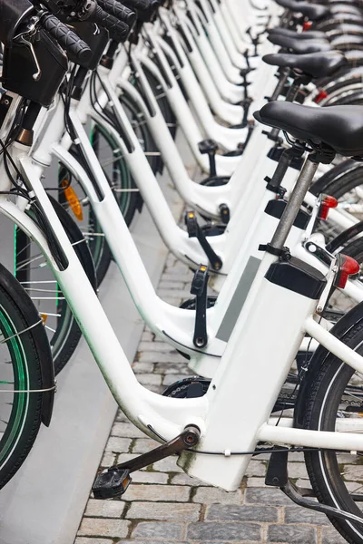 Urban Electric Bikes Charging Batteries City Rent — Stock Photo, Image