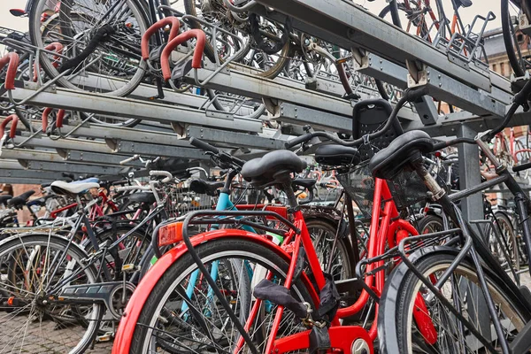 Στο Κέντρο Της Πόλης Πάρκινγκ Για Ποδήλατα Στην Κοπεγχάγη Οικολογικές — Φωτογραφία Αρχείου