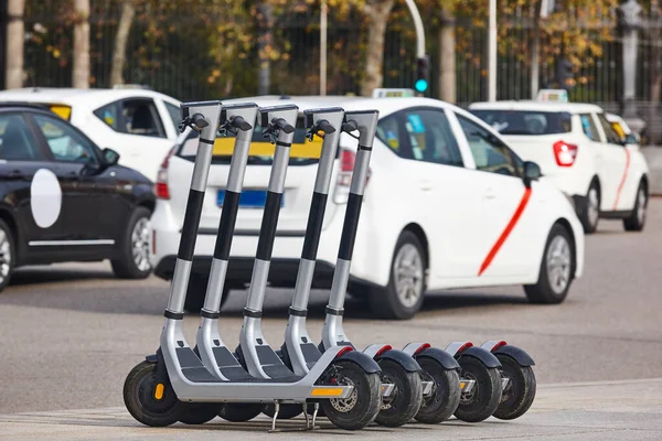 Scooters Eléctricos Vehículos Ciudad Movilidad Urbana Estilo Vida Sostenible —  Fotos de Stock