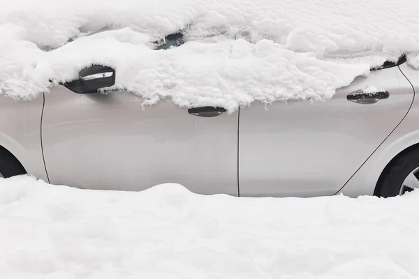 Schnee Bedeckt Auto Geparktes Fahrzeug Durch Schneesturm Eingeklemmt Verkehrsprobleme — Stockfoto