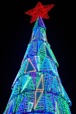 Aydınlatılmış şehir Noel ağacı. Madrid şehir merkezi. İspanya