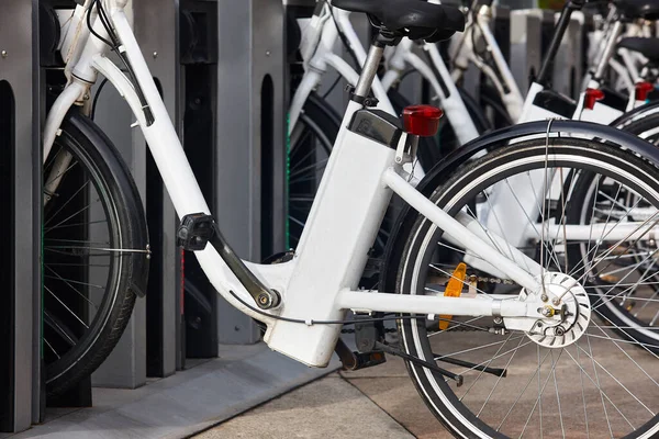 Ηλεκτρικά Ποδήλατα Πόλης Φορτίζουν Μπαταρίες Στην Πόλη Νοικιάσω — Φωτογραφία Αρχείου