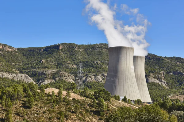 蒸気で原子力発電所の煙突 持続可能なエネルギー — ストック写真