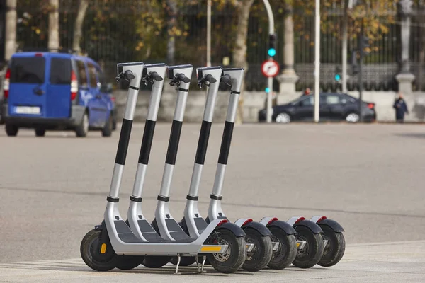 Scooters Eléctricos Vehículos Ciudad Movilidad Urbana Estilo Vida Sostenible — Foto de Stock