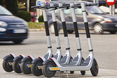 Şehirde elektrikli scooterlar var. Kentsel hareketlilik, sürdürülebilir yaşam tarzı