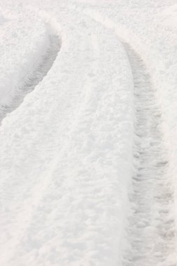 Araç karda tekdüze. Donmuş yol. Off-road sürücüsü