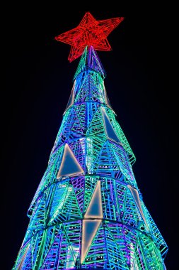 Şehir geceleri yılbaşı ağacını aydınlatıyor. Madrid şehir merkezi. İspanya