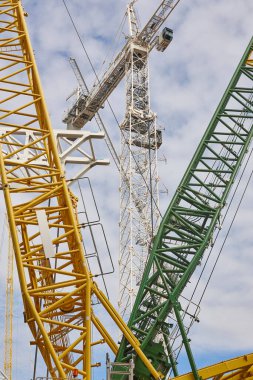 Mavi gökyüzünün altında teleskopik vinçler. İnşaat mühendisliği endüstrisi
