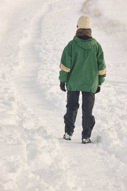 Karda yürüyen bir kadın. Kış kar yolu. Kış zamanı
