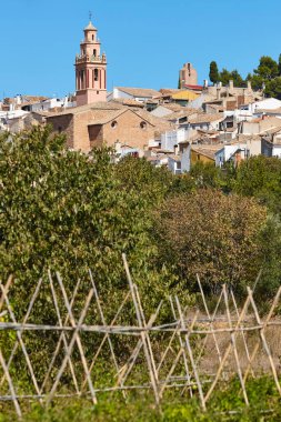 Valencia, İspanya 'da çan kulesi olan resim gibi bir köy. Jarafuel