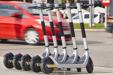 Şehirde elektrikli scooterlar var. Kentsel hareketlilik, sürdürülebilir yaşam tarzı