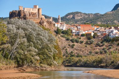 Tepenin tepesinde ortaçağ şatosu olan resimli bir köy. Tabutlar