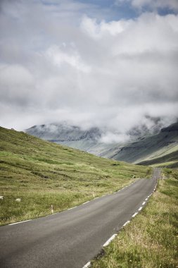Yeşil fiyortlarla çevrili Faroe adaları eski yol. Danimarka