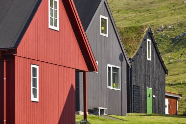 Fiyorttaki geleneksel Faroe Adaları kırsal köyü. Avrupa