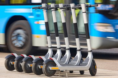 Şehirde elektrikli scooterlar var. Kentsel hareketlilik, sürdürülebilir yaşam tarzı