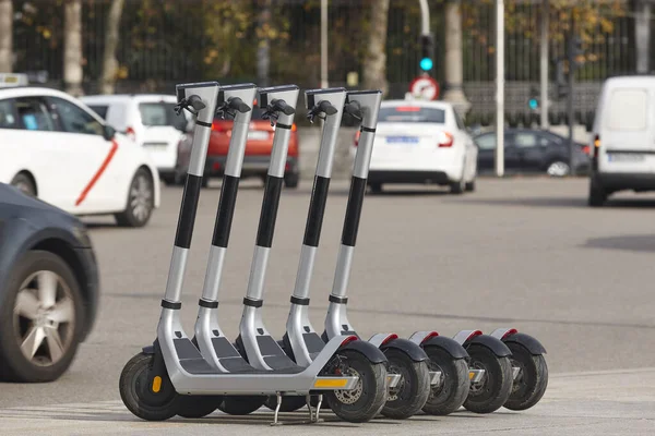 Scooters Eléctricos Vehículos Ciudad Movilidad Urbana Estilo Vida Sostenible — Foto de Stock